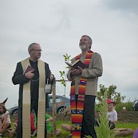 Pfarrer Piotr Flegel und Pfarrer Wolfgang Schmidt-Pasedag hielten eine launige Ansprache und segneten Kinder und Gebäude.