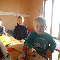 Ein selbst gegossene Kerze für Mama und Papa wird im Häusl noch verziert.