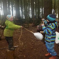 Geschicklichkeitsübung mit dem Strohsack.